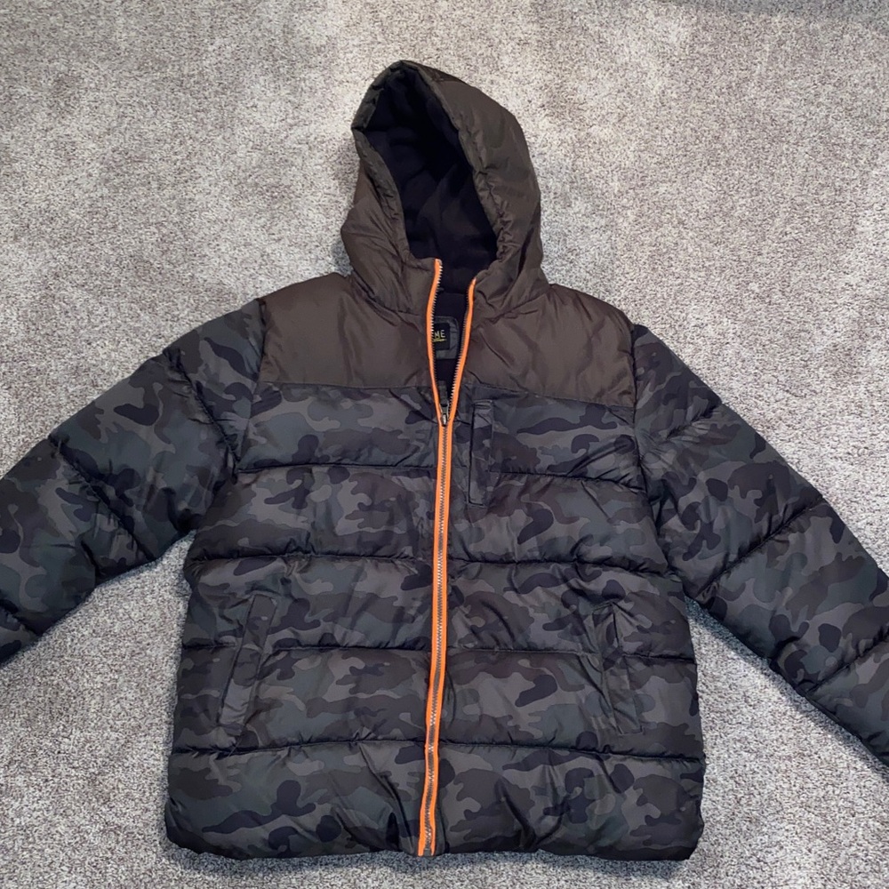 Kids camouflage,hooded zip up puffer coat, size XL, fleece lining and pockets